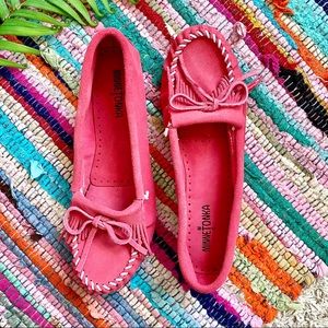 NEW Minnetonka pink suede moccasins drivers 11